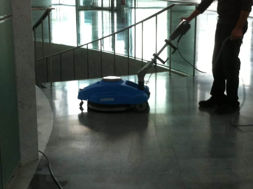 découvrez nos services de nettoyage public à orly 91, offrant des solutions efficaces et durables pour maintenir la propreté de votre environnement. notre équipe professionnelle veille à un espace propre et accueillant pour tous.
